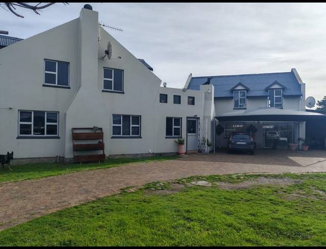6 BEDROOM HOUSE FOR SALE IN SANDBAAI